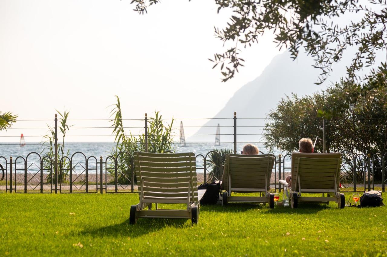 Hotel Baia Azzurra - Lake Front Torbole Sul Garda Exterior foto