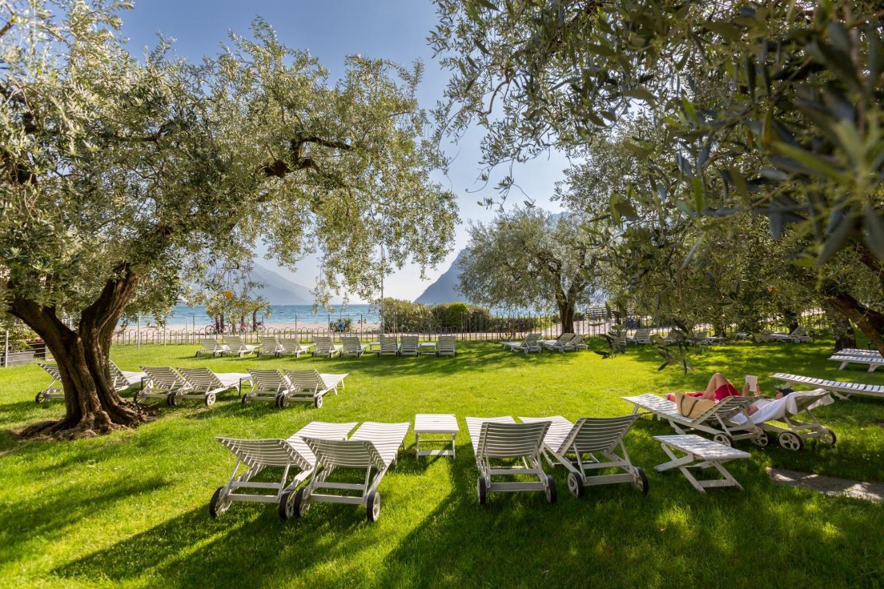 Hotel Baia Azzurra - Lake Front Torbole Sul Garda Exterior foto