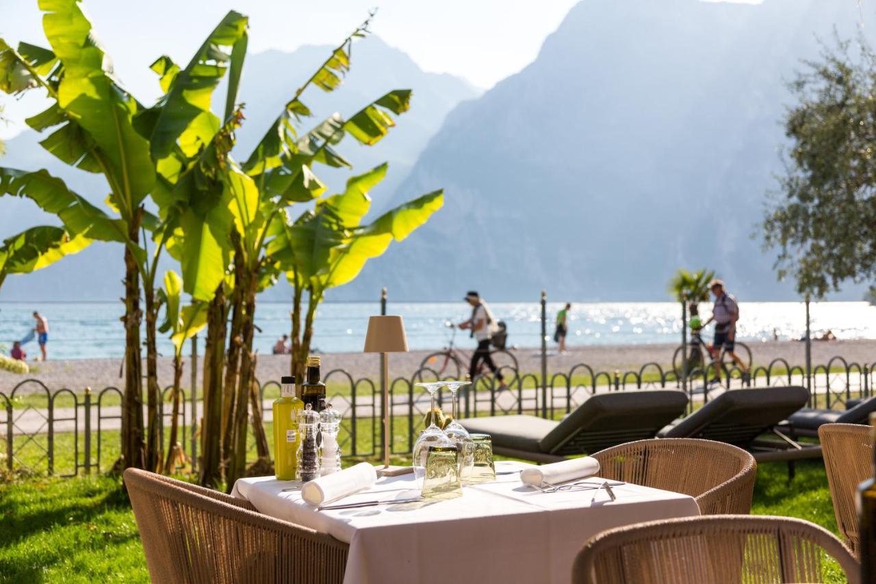 Hotel Baia Azzurra - Lake Front Torbole Sul Garda Exterior foto
