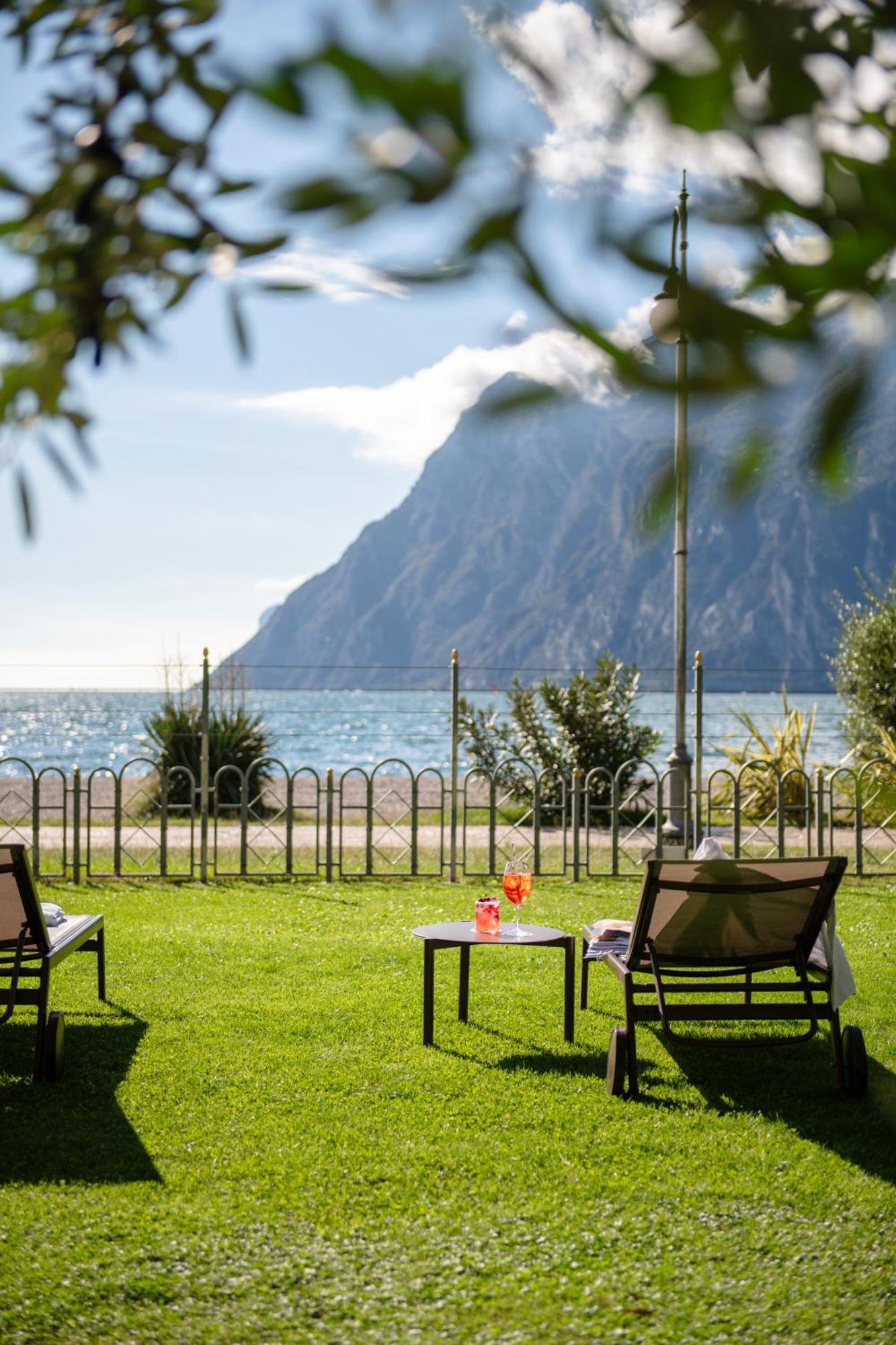 Hotel Baia Azzurra - Lake Front Torbole Sul Garda Exterior foto