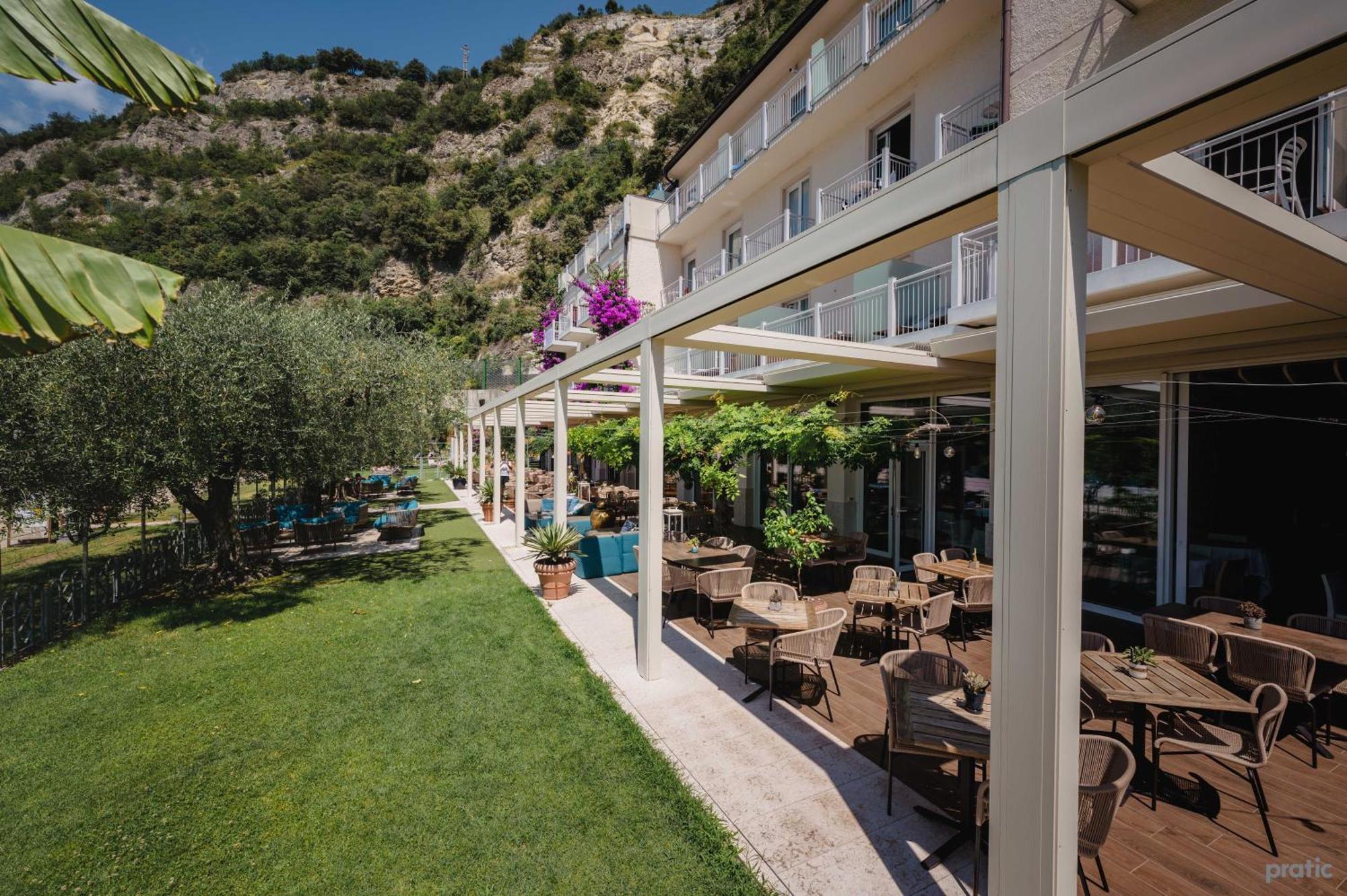 Hotel Baia Azzurra - Lake Front Torbole Sul Garda Exterior foto
